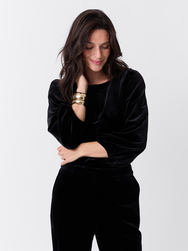 Ingrid velourtopp 7516866_ID2-MARIEPHILIPPE-W26-Modell-Front_chn=match_5737_Ingrid velourtopp ID2.jpg_Front||Front