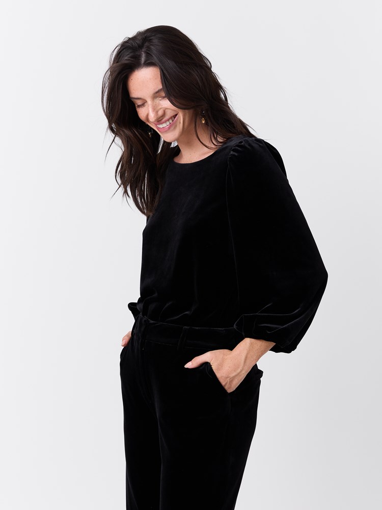 Ingrid velourtopp 7516866_ID2-MARIEPHILIPPE-W26-Modell-Front_chn=match_7850_Ingrid velourtopp ID2.jpg_Front||Front