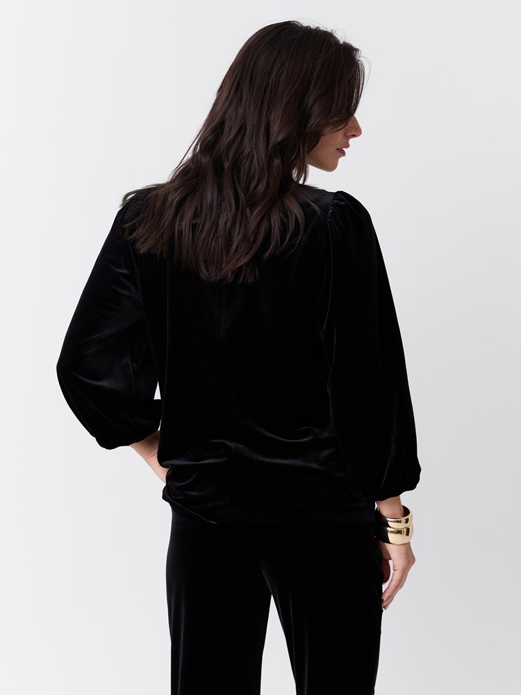 Ingrid velourtopp 7516866_ID2-MARIEPHILIPPE-W26-Modell-Front_chn=match_9102_Ingrid velourtopp ID2.jpg_Front||Front