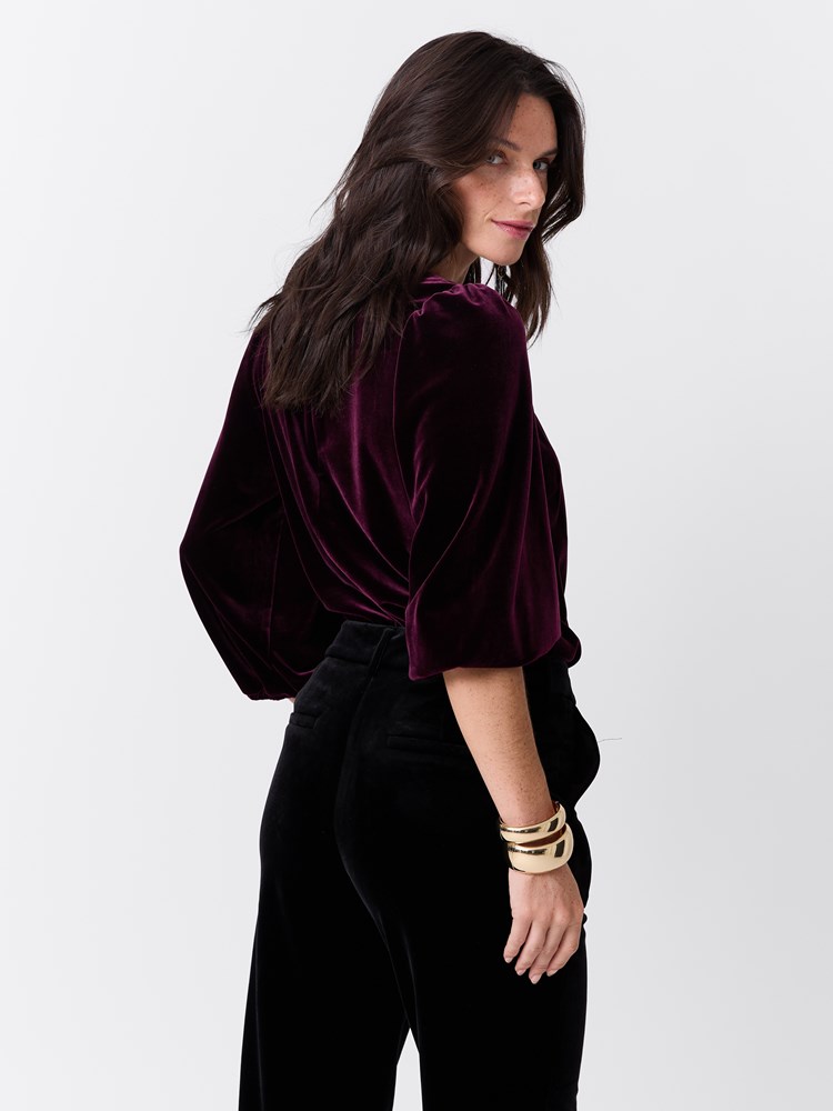 Ingrid velourtopp 7516866_MWD-MARIEPHILIPPE-W26-Modell-Front_chn=match_1061_Ingrid velourtopp MWD.jpg_Front||Front