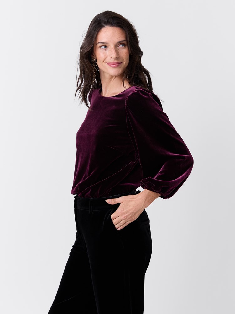 Ingrid velourtopp 7516866_MWD-MARIEPHILIPPE-W26-Modell-Front_chn=match_2002_Ingrid velourtopp MWD.jpg_Front||Front