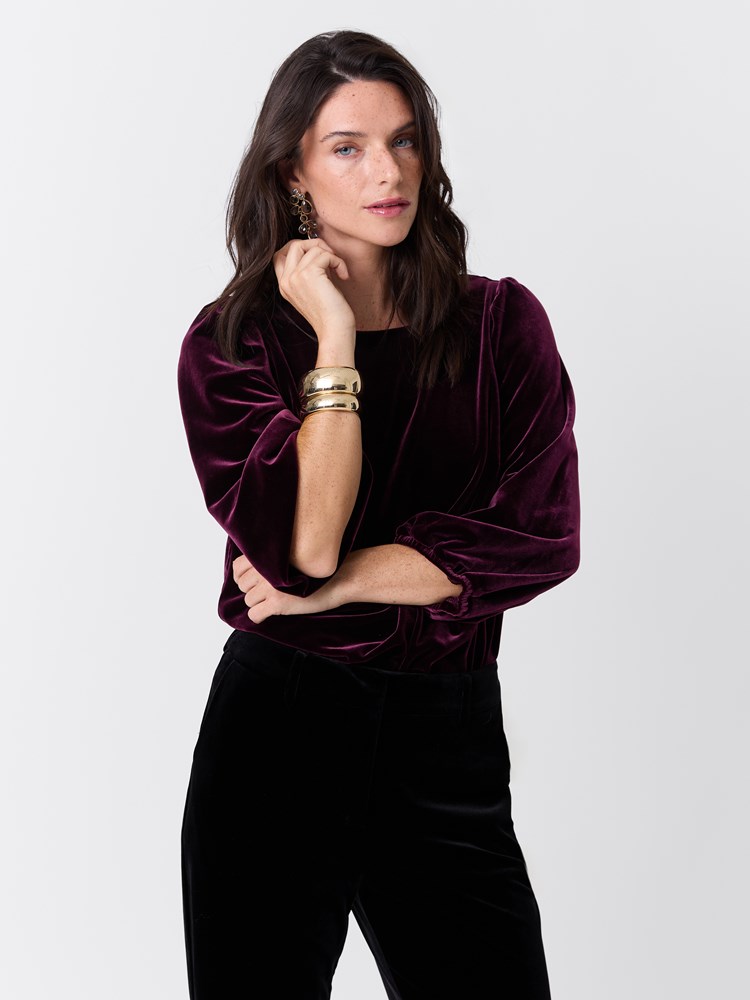 Ingrid velourtopp 7516866_MWD-MARIEPHILIPPE-W26-Modell-Front_chn=match_2051_Ingrid velourtopp MWD.jpg_Front||Front