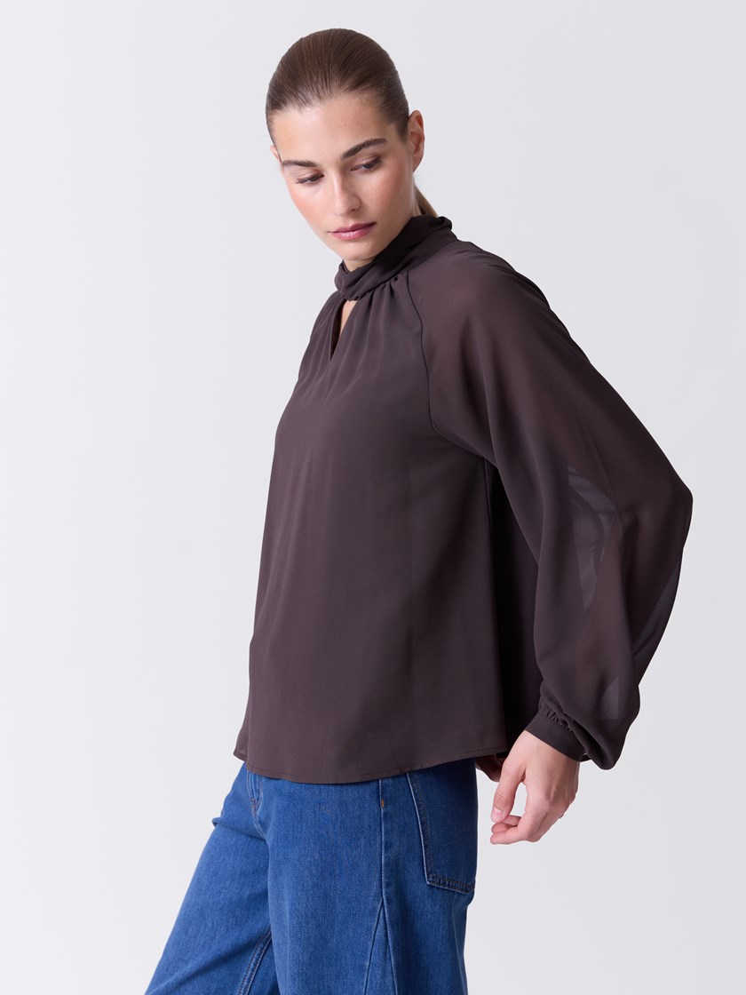 7516872 AIJ 7516872_AIJ-DONNA-A26-Modell-Front_chn=match_8122_Anea bluse AIJ.jpg_Front||Front