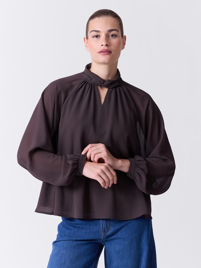 7516872 AIJ 7516872_AIJ-DONNA-A26-Modell-Front_chn=match_9813_Anea bluse AIJ.jpg_Front||Front
