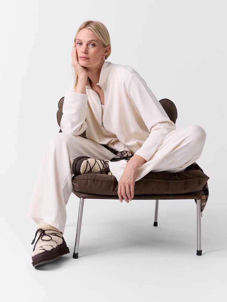 Laurel jakke 7516888_T96-VAVITE-W26-Modell-Front_chn=match_2020_Laurel jakke T96.jpg_Front||Front