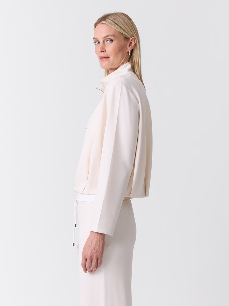 Laurel jakke 7516888_T96-VAVITE-W26-Modell-Front_chn=match_2063_Laurel jakke T96.jpg_Front||Front
