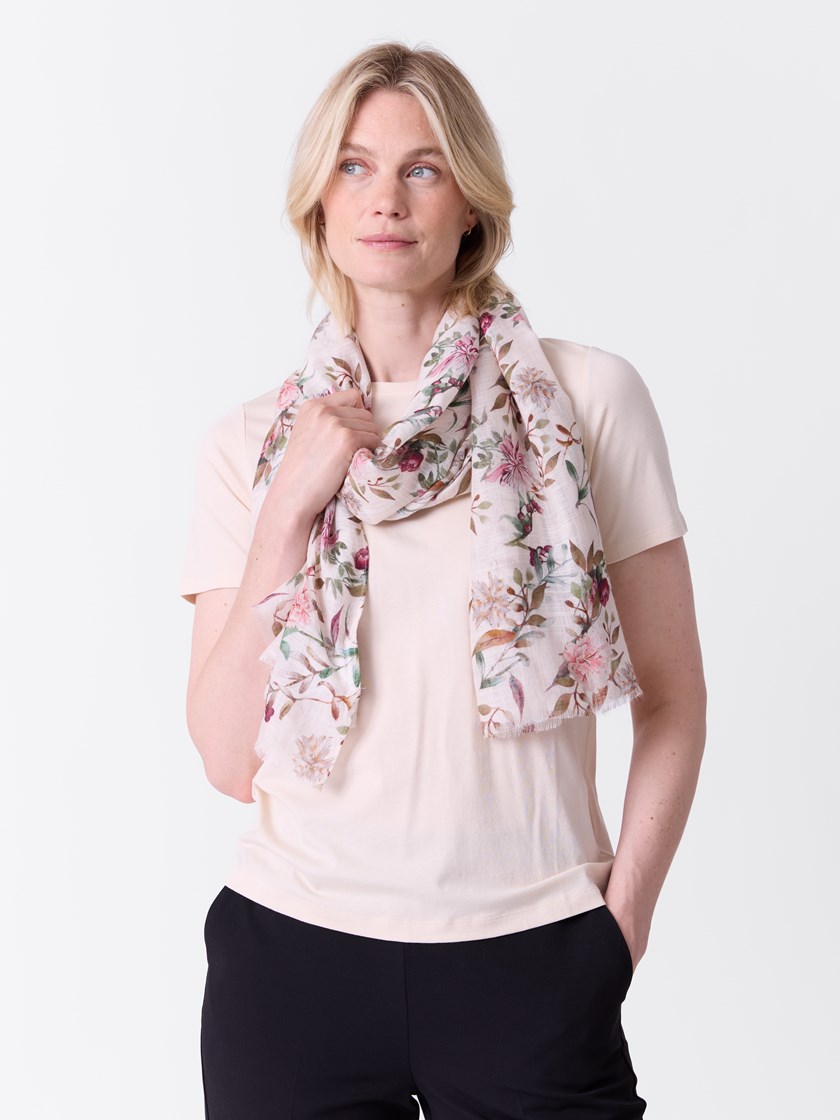 7516922 O79 7516922_O79-VAVITE-A26-Modell-Front_chn=match_3746_Sabrina skjerf O79.jpg_Front||Front