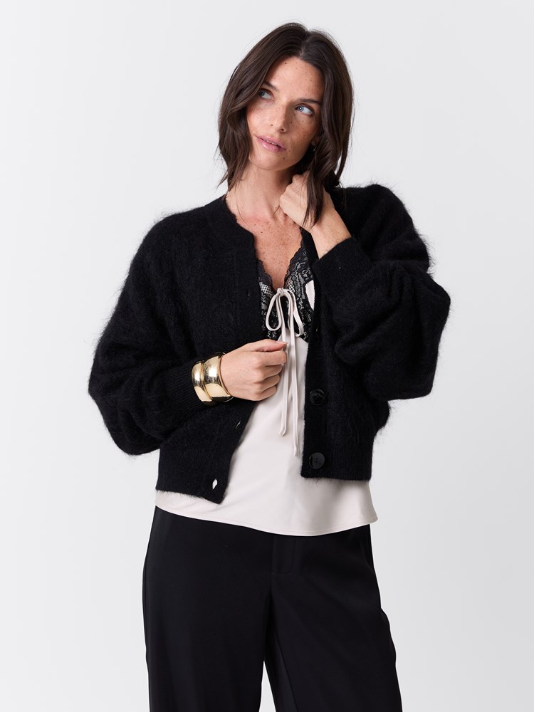 Elea cardigan 7516950_ID2-MARIEPHILIPPE-W26-Modell-Front_chn=match_2096_Elea cardigan ID2.jpg_Front||Front