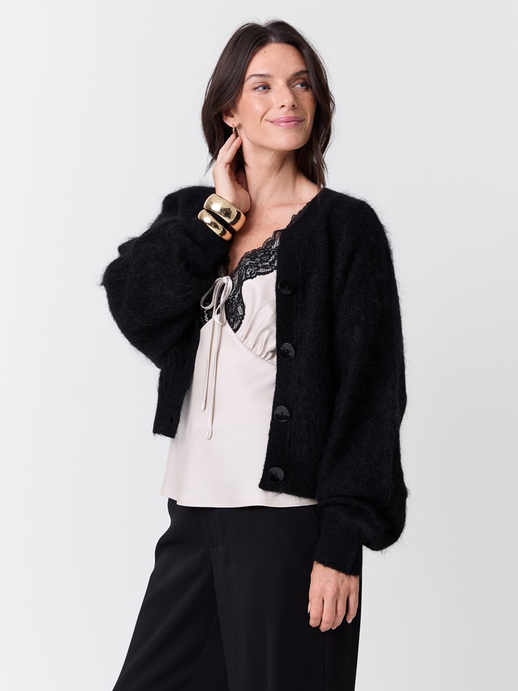 Elea cardigan 7516950_ID2-MARIEPHILIPPE-W26-Modell-Front_chn=match_5413_Elea cardigan ID2.jpg_Front||Front