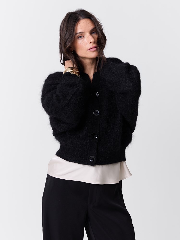 Elea cardigan 7516950_ID2-MARIEPHILIPPE-W26-Modell-Front_chn=match_79_Elea cardigan ID2.jpg_Front||Front