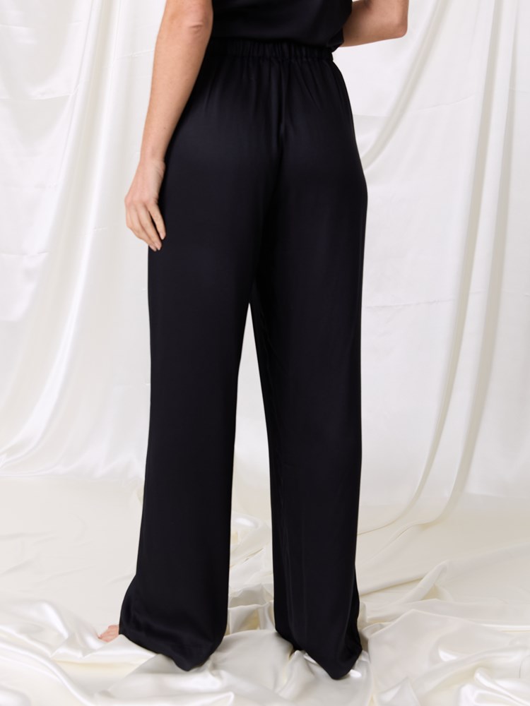 Mila lounge bukse 7516967_ID2-MARIEPHILIPPE-W26-Modell-Front_chn=match_2037_Mila lounge bukse ID2.jpg_Front||Front