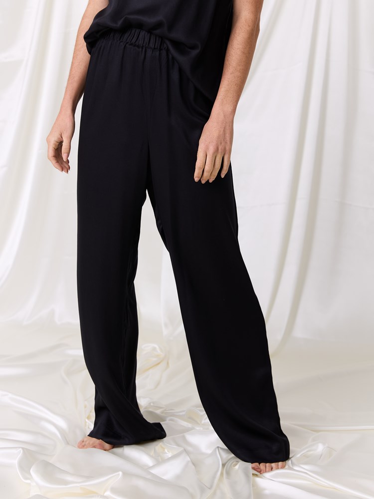 Mila lounge bukse 7516967_ID2-MARIEPHILIPPE-W26-Modell-Front_chn=match_2896_Mila lounge bukse ID2.jpg_Front||Front