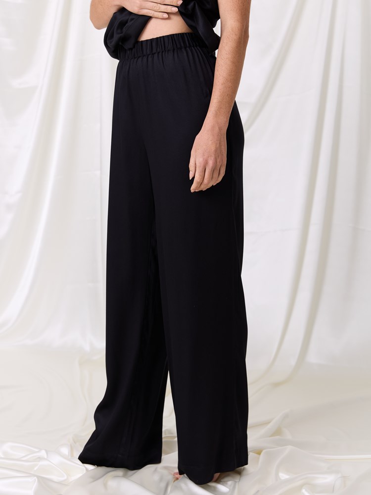 Mila lounge bukse 7516967_ID2-MARIEPHILIPPE-W26-Modell-Front_chn=match_6901_Mila lounge bukse ID2.jpg_Front||Front