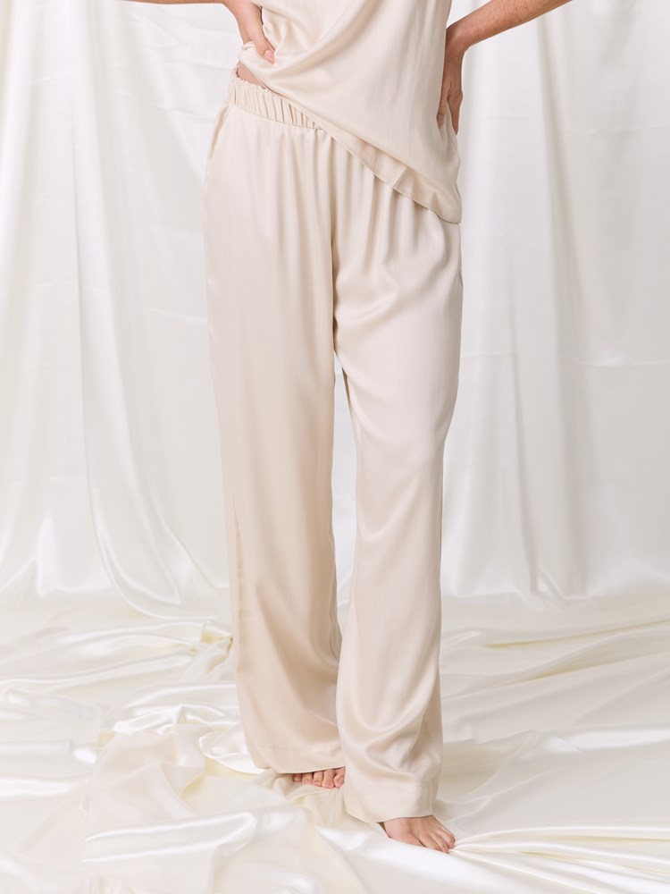 Mila lounge bukse 7516967_T96-MARIEPHILIPPE-W26-Modell-Front_chn=match_7310_Mila lounge bukse T96.jpg_Front||Front