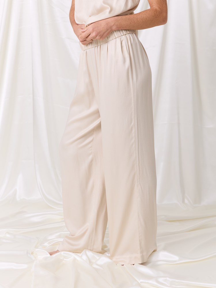 Mila lounge bukse 7516967_T96-MARIEPHILIPPE-W26-Modell-Front_chn=match_9546_Mila lounge bukse T96.jpg_Front||Front