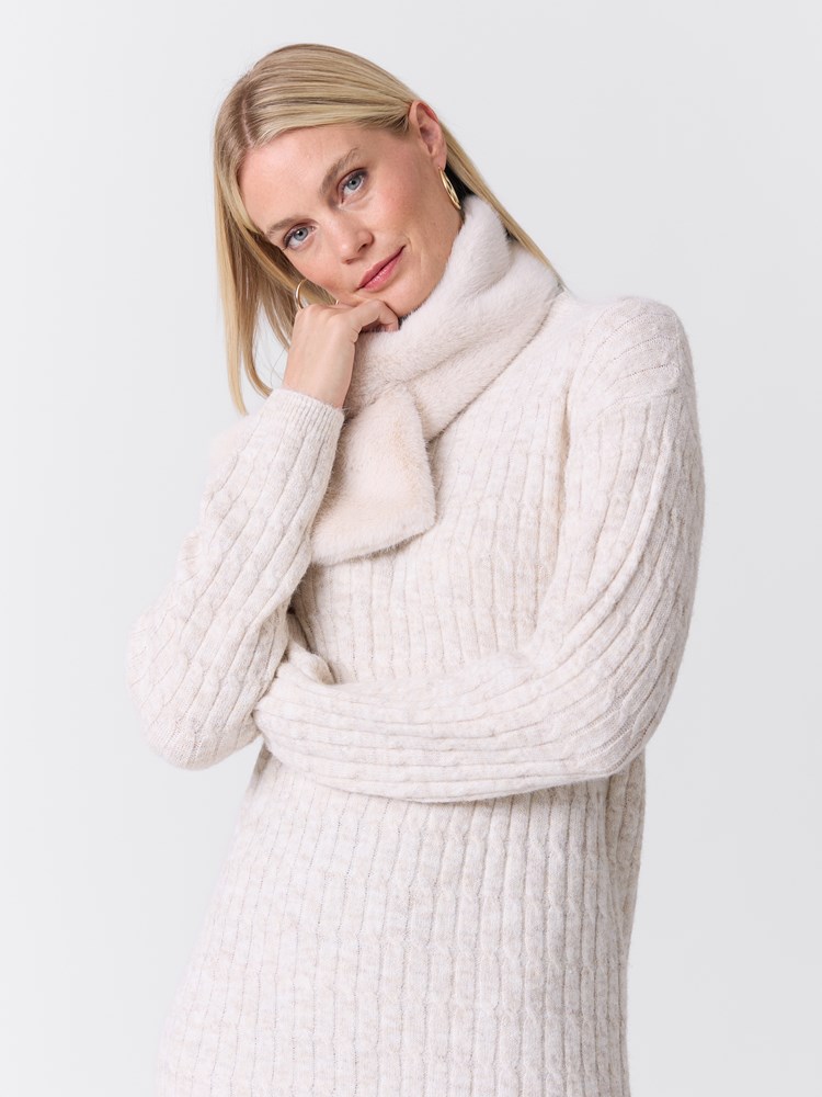 Hailee skjerf 7517075_T96-VAVITE-W26-Modell-Front_chn=match_617_Hailee skjerf T96.jpg_Front||Front