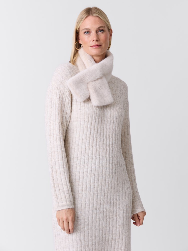 Hailee skjerf 7517075_T96-VAVITE-W26-Modell-Front_chn=match_7286_Hailee skjerf T96.jpg_Front||Front