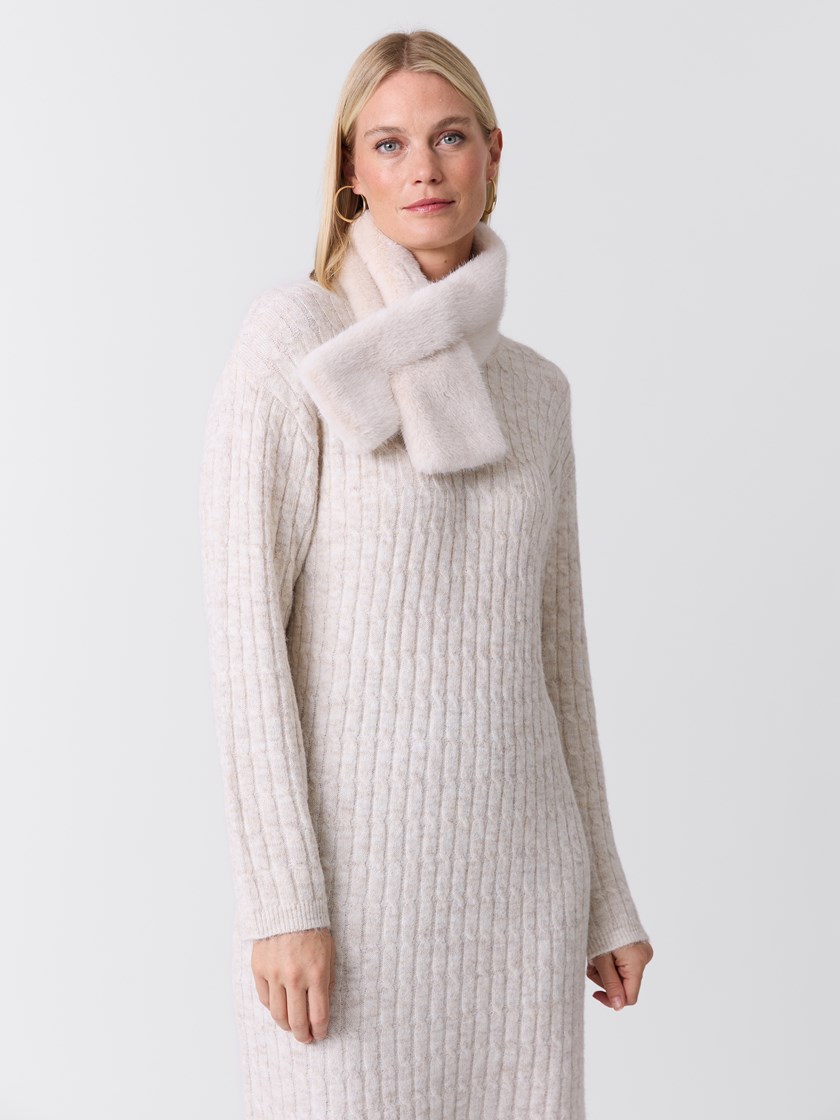 7517075 T96 7517075_T96-VAVITE-W26-Modell-Front_chn=match_7286_Hailee skjerf T96.jpg_Front||Front