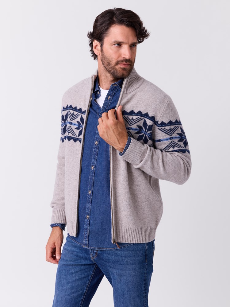 Neil cardigan 7517092_U00-REDFORD-W26-Modell-Front_chn=match_3_Neil cardigan U00.jpg_Front