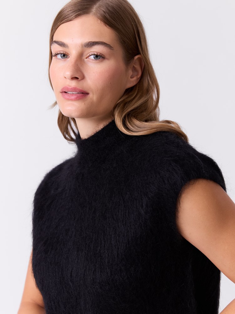 Cecilia vest 7517135_ID2-DONNA-W26-Modell-Front_chn=match_8131_Cecilia vest ID2.jpg_Front