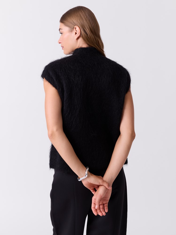 Cecilia vest 7517135_ID2-DONNA-W26-Modell-Front_chn=match_9215_Cecilia vest ID2.jpg_Front