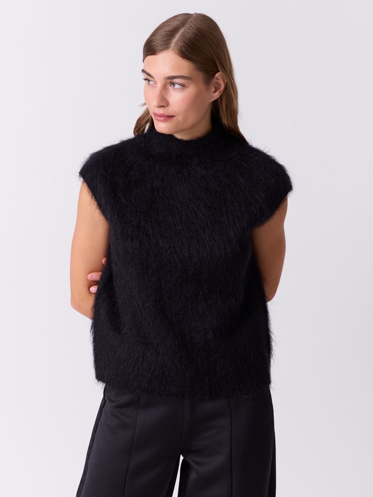 Cecilia vest 7517135_ID2-DONNA-W26-Modell-Front_chn=match_9370_Cecilia vest ID2.jpg_Front