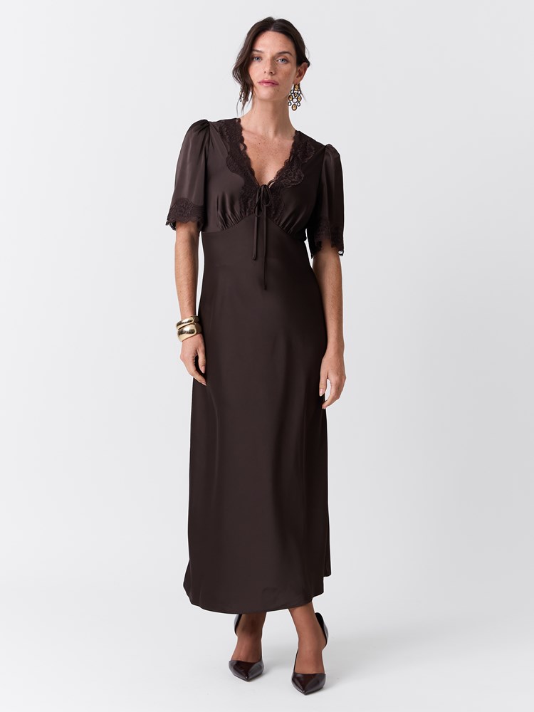 Louise kjole 7517143_AIJ-MARIEPHILIPPE-W26-Modell-Front_chn=match_1820_Louise kjole AIJ.jpg_Front||Front
