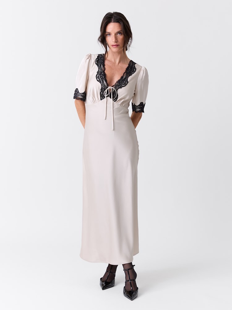 Louise kjole 7517143_T96-MARIEPHILIPPE-W26-Modell-Front_chn=match_910_Louise kjole T96.jpg_Front||Front