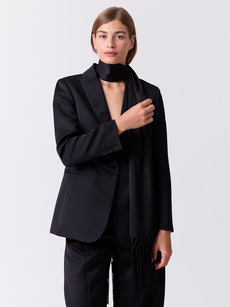 Satin skjerf 7517145_ID2-DONNA-W26-Modell-Front_chn=match_7924_Satin skjerf ID2.jpg_Front||Front