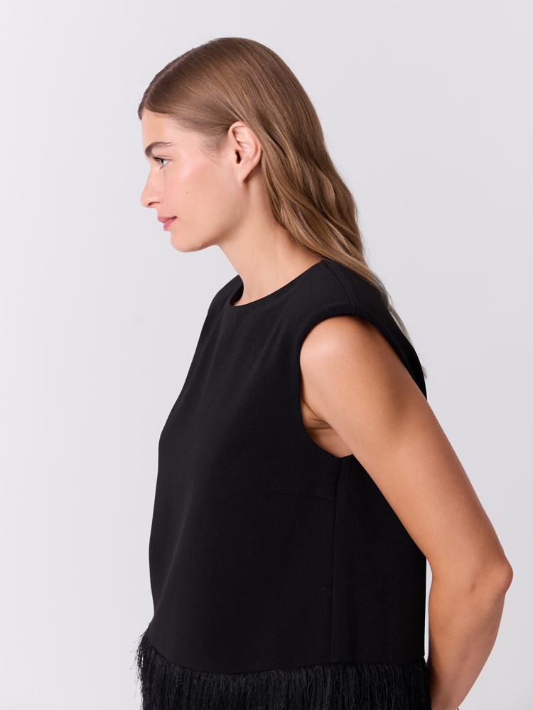 Frynse top 7517259_ID2-DONNA-W26-Modell-Front_chn=match_329_Frynse top ID2.jpg_Front