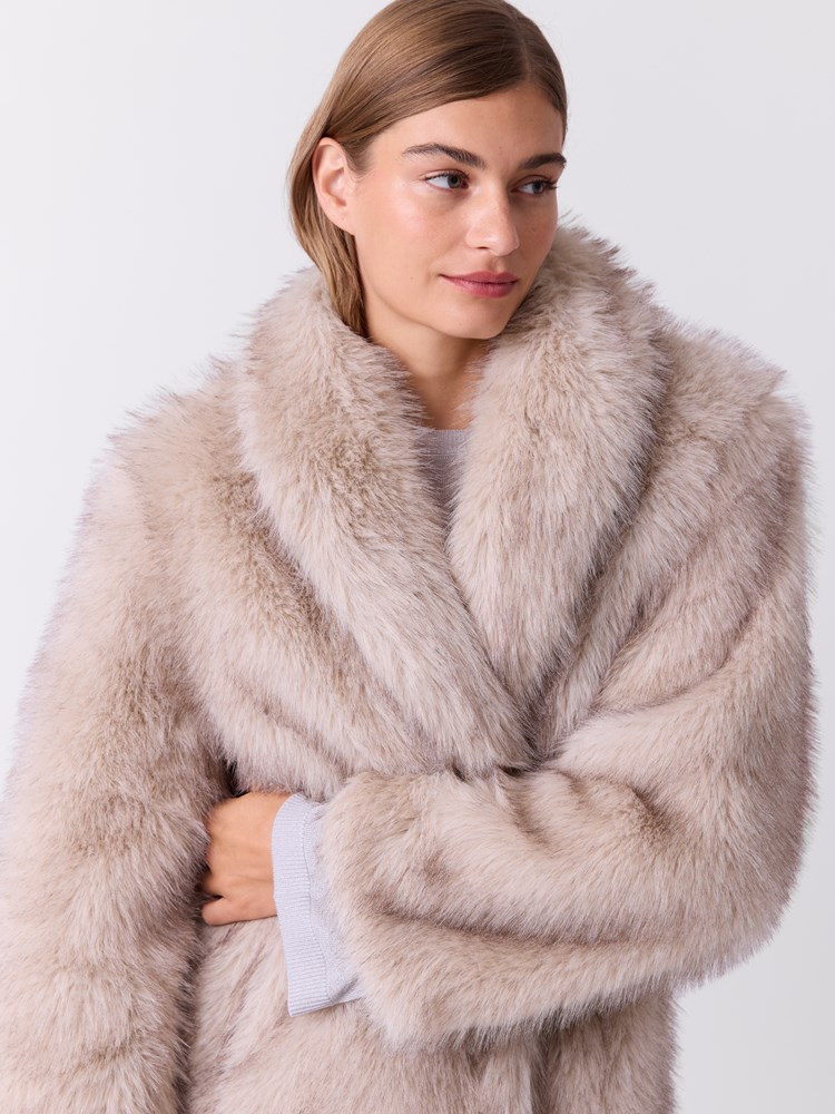 Long fake fur kåpe 7517397_O79-DONNA-W26-Modell-Front_chn=match_1862.jpg_Front