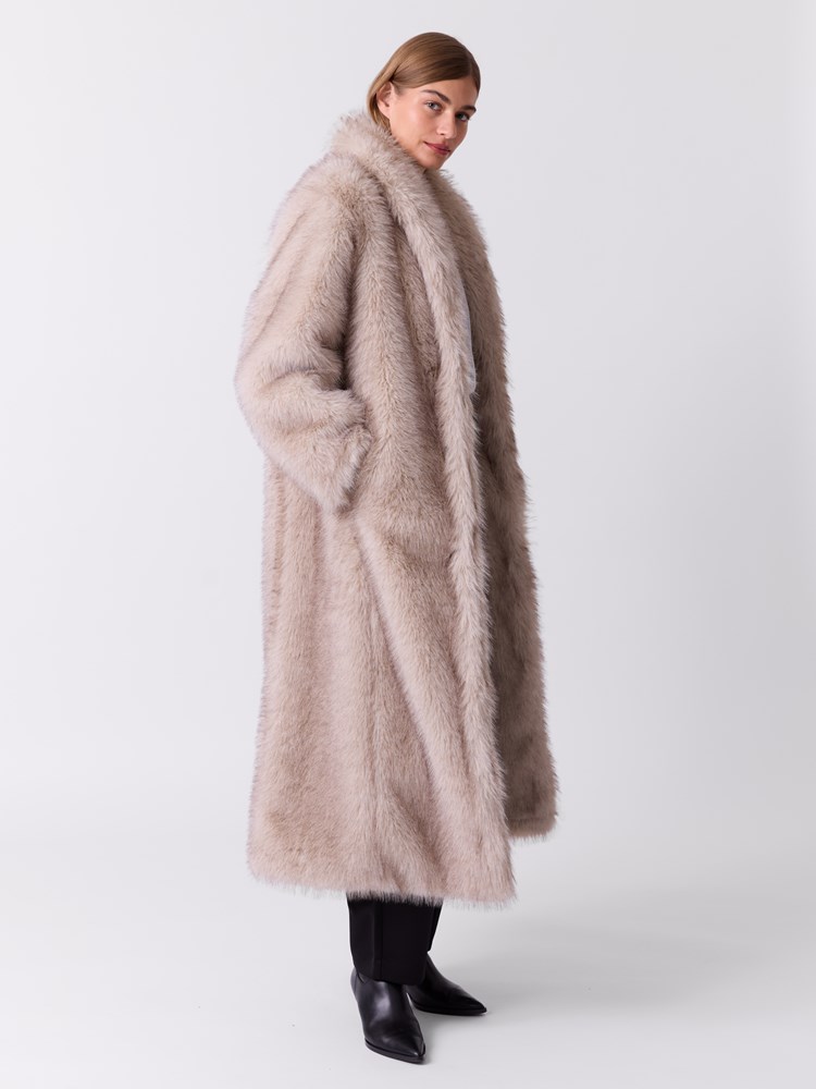 Long fake fur kåpe 7517397_O79-DONNA-W26-Modell-Front_chn=match_2566.jpg_Front