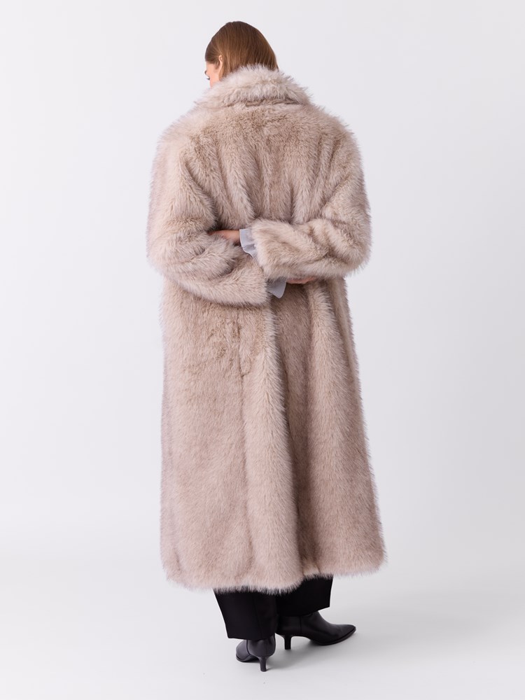 Long fake fur kåpe 7517397_O79-DONNA-W26-Modell-Front_chn=match_7025.jpg_Front