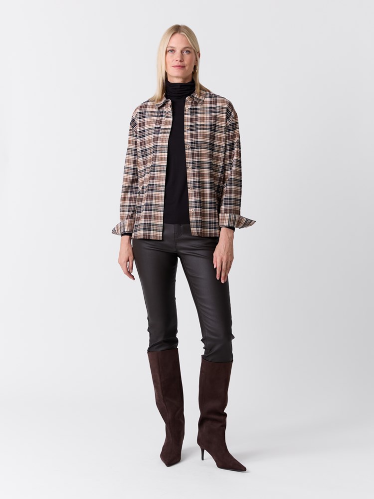 Malin rutet skjorte 7517492_AHK-VAVITE-W26-Modell-Front_chn=match_1192_Malin rutet skjorte AHK.jpg_Front||Front