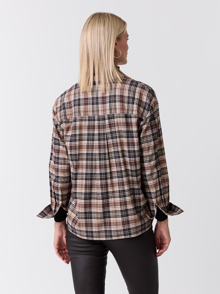 Malin rutet skjorte 7517492_AHK-VAVITE-W26-Modell-Front_chn=match_3599_Malin rutet skjorte AHK.jpg_Front||Front