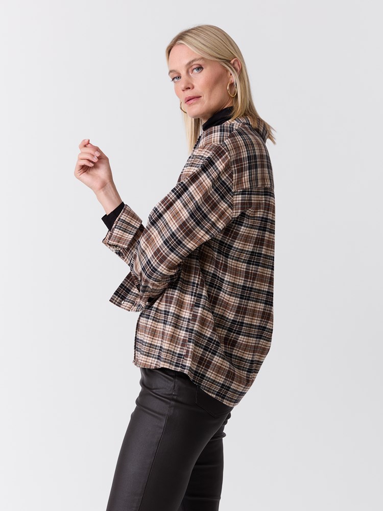 Malin rutet skjorte 7517492_AHK-VAVITE-W26-Modell-Front_chn=match_4437_Malin rutet skjorte AHK.jpg_Front||Front