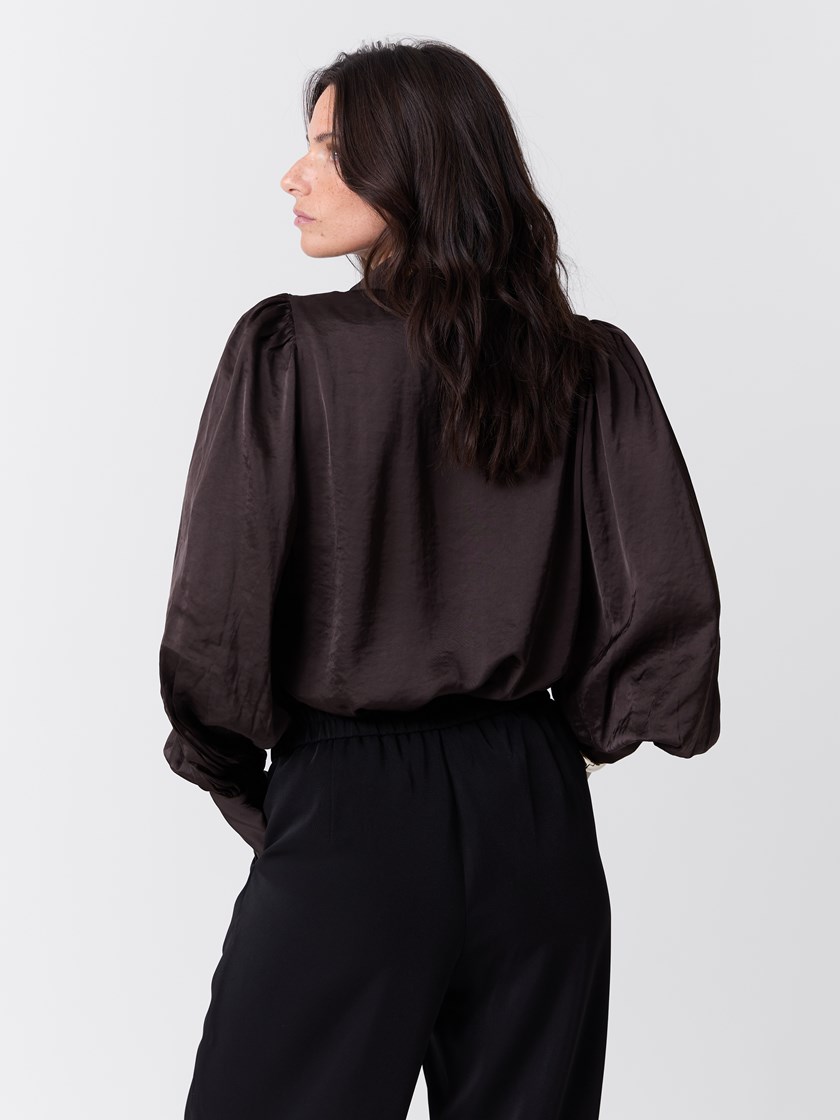 7517558 AIJ 7517558_AIJ-MARIEPHILIPPE-W26-Modell-Front_chn=match_7365_Samira bluse AIJ.jpg_Front||Front