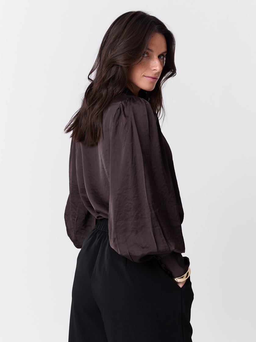 7517558 AIJ 7517558_AIJ-MARIEPHILIPPE-W26-Modell-Front_chn=match_7546_Samira bluse AIJ.jpg_Front||Front
