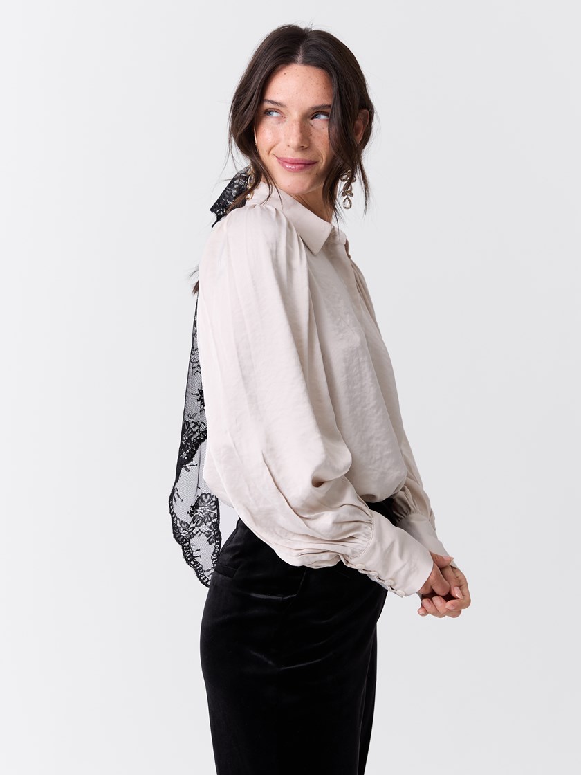7517558 T96 7517558_T96-MARIEPHILIPPE-W26-Modell-Front_chn=match_7841_Samira bluse T96.jpg_Front||Front