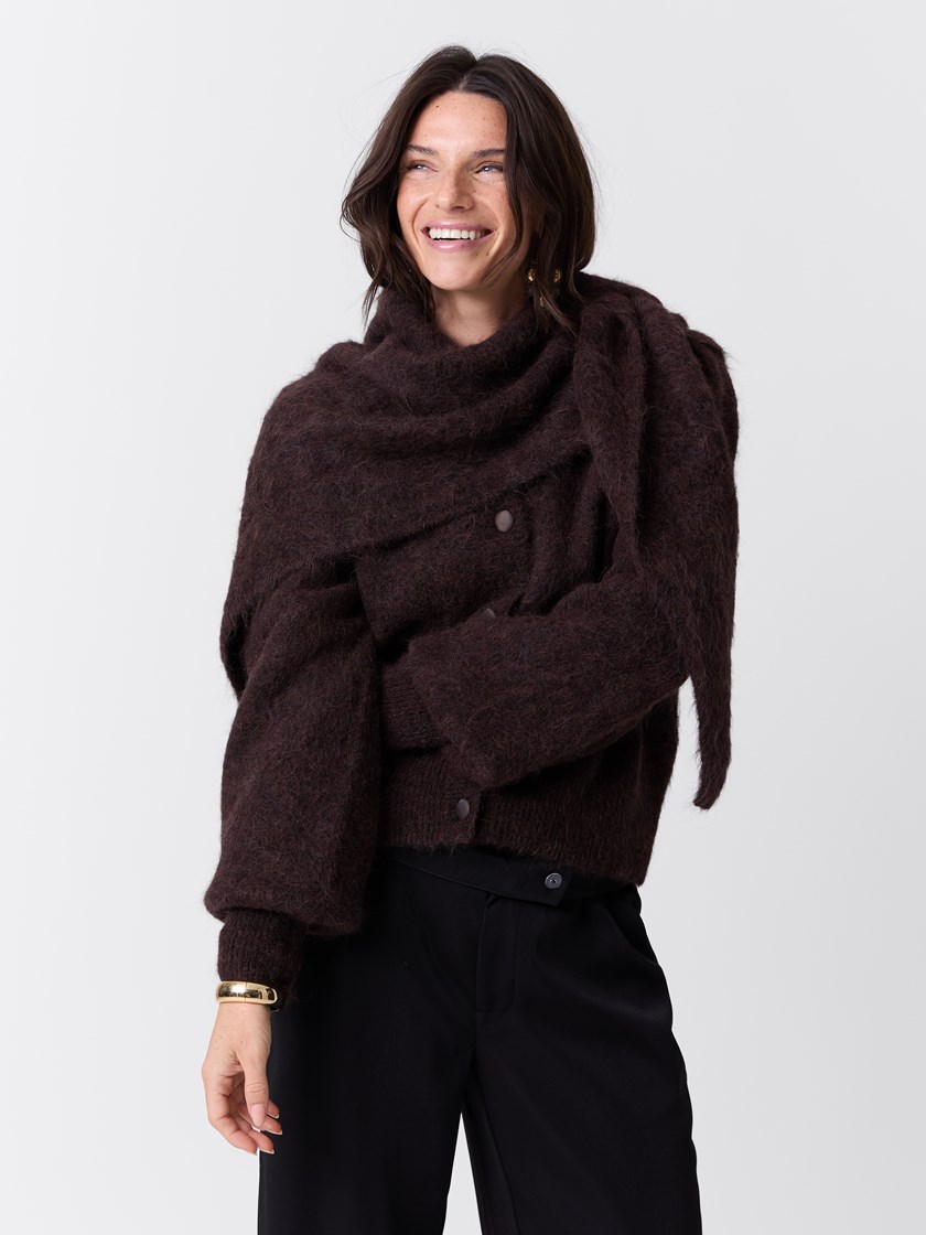 7517597 AIJ 7517597_AIJ-MARIEPHILIPPE-W26-Modell-Front_chn=match_5404_Lily skjerf AIJ.jpg_Front||Front
