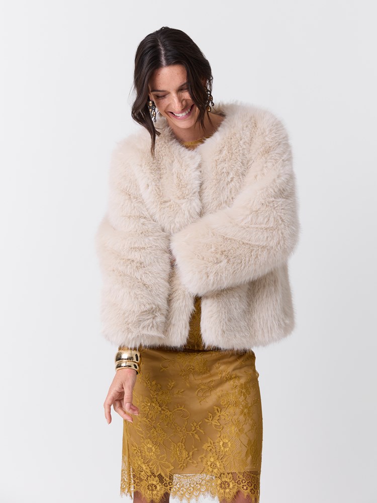 Lina fuskepels 7517599_T96-MARIEPHILIPPE-W26-Modell-Front_chn=match_4336.jpg_Front||Front