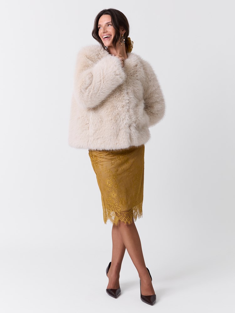 Lina fuskepels 7517599_T96-MARIEPHILIPPE-W26-Modell-Front_chn=match_8395.jpg_Front||Front