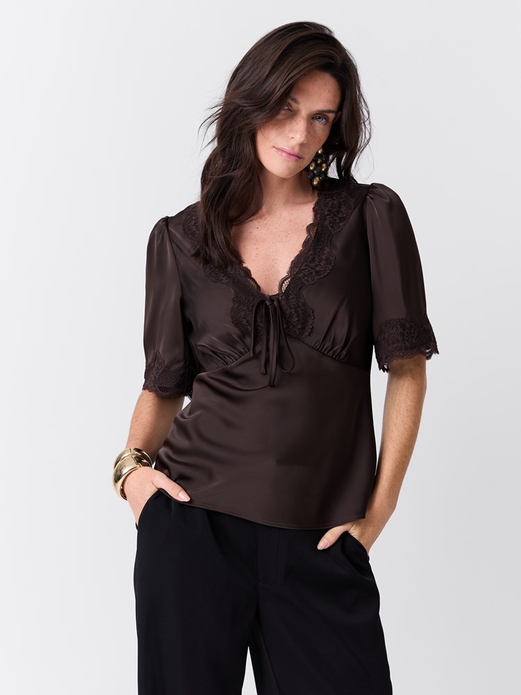 Louise topp 7517601_AIJ-MARIEPHILIPPE-W26-Modell-Front_chn=match_6040_Louise topp AIJ.jpg_Front||Front