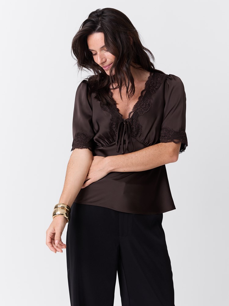 Louise topp 7517601_AIJ-MARIEPHILIPPE-W26-Modell-Front_chn=match_6428_Louise topp AIJ.jpg_Front||Front