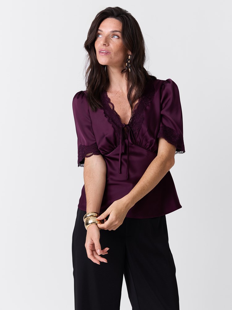 Louise topp 7517601_MWD-MARIEPHILIPPE-W26-Modell-Front_chn=match_9941_Louise topp MWD.jpg_Front||Front