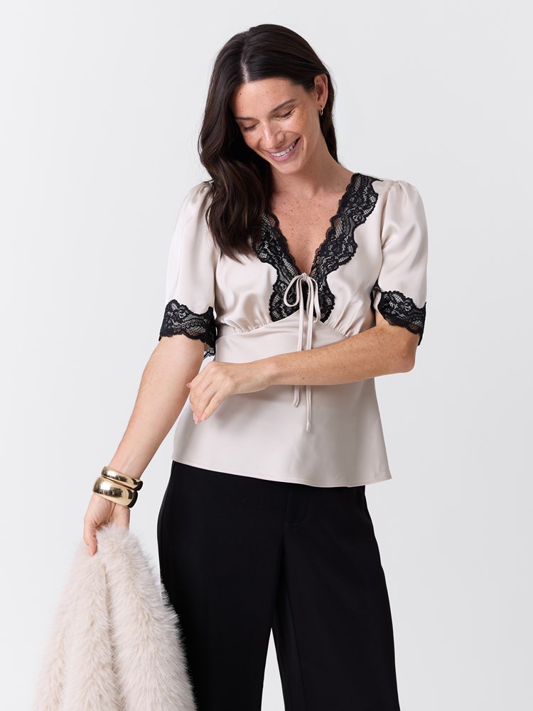Louise topp 7517601_T96-MARIEPHILIPPE-W26-Modell-Front_chn=match_3804_Louise topp T96.jpg_Front||Front