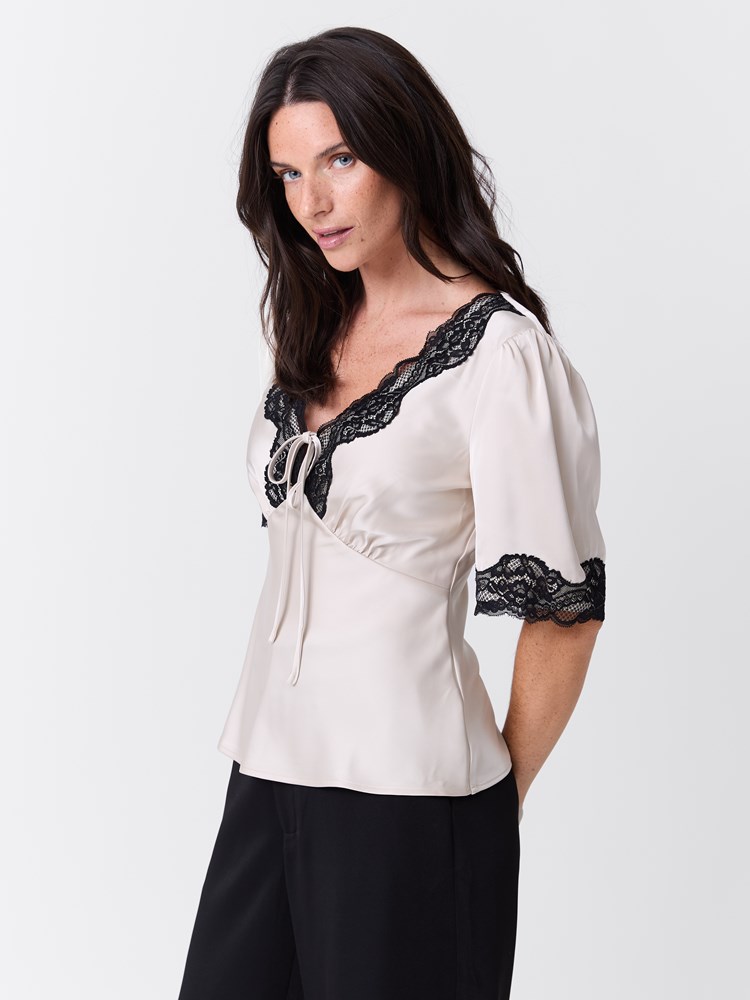 Louise topp 7517601_T96-MARIEPHILIPPE-W26-Modell-Front_chn=match_7335_Louise topp T96.jpg_Front||Front