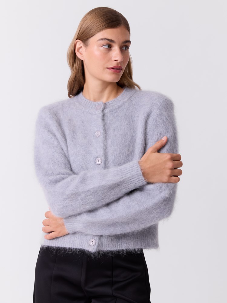 Esme cardigan 7517715_IEY-DONNA-W26-Modell-Front_chn=match_8628_Esme cardigan IEY.jpg_Front