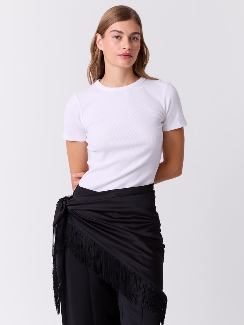 7517720 ID2 7517720_ID2-DONNA-W26-Modell-Front_chn=match_185_Satin triangel skjerf ID2.jpg_Front||Front
