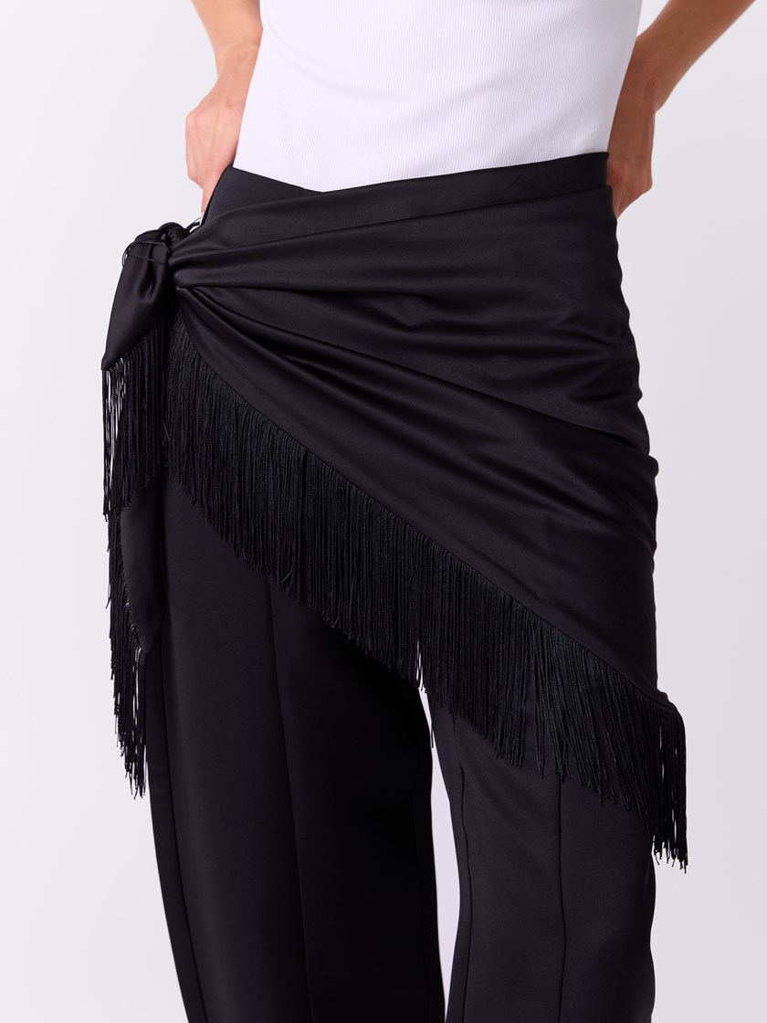 7517720 ID2 7517720_ID2-DONNA-W26-Modell-Front_chn=match_7902_Satin triangel skjerf ID2.jpg_Front||Front